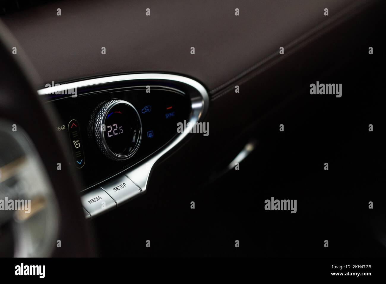 Modernes Lenkrad mit Multifunktionstasten für die schnelle Steuerung,  Nahaufnahme Interieur Modern Black Innenraum komfortable Auto  Stockfotografie - Alamy
