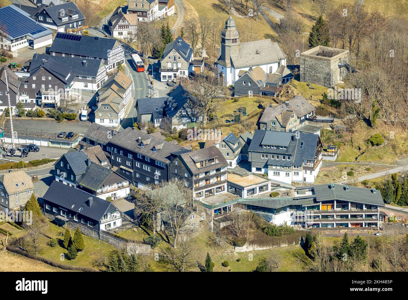 Luftaufnahme, Dorfansicht Nordenau in der Berglandschaft, Hotel Landhaus Nordenau, Nordenau, Schmallenberg, Sauerland, Nordrhein-Westfalen, Deutschland Stockfoto