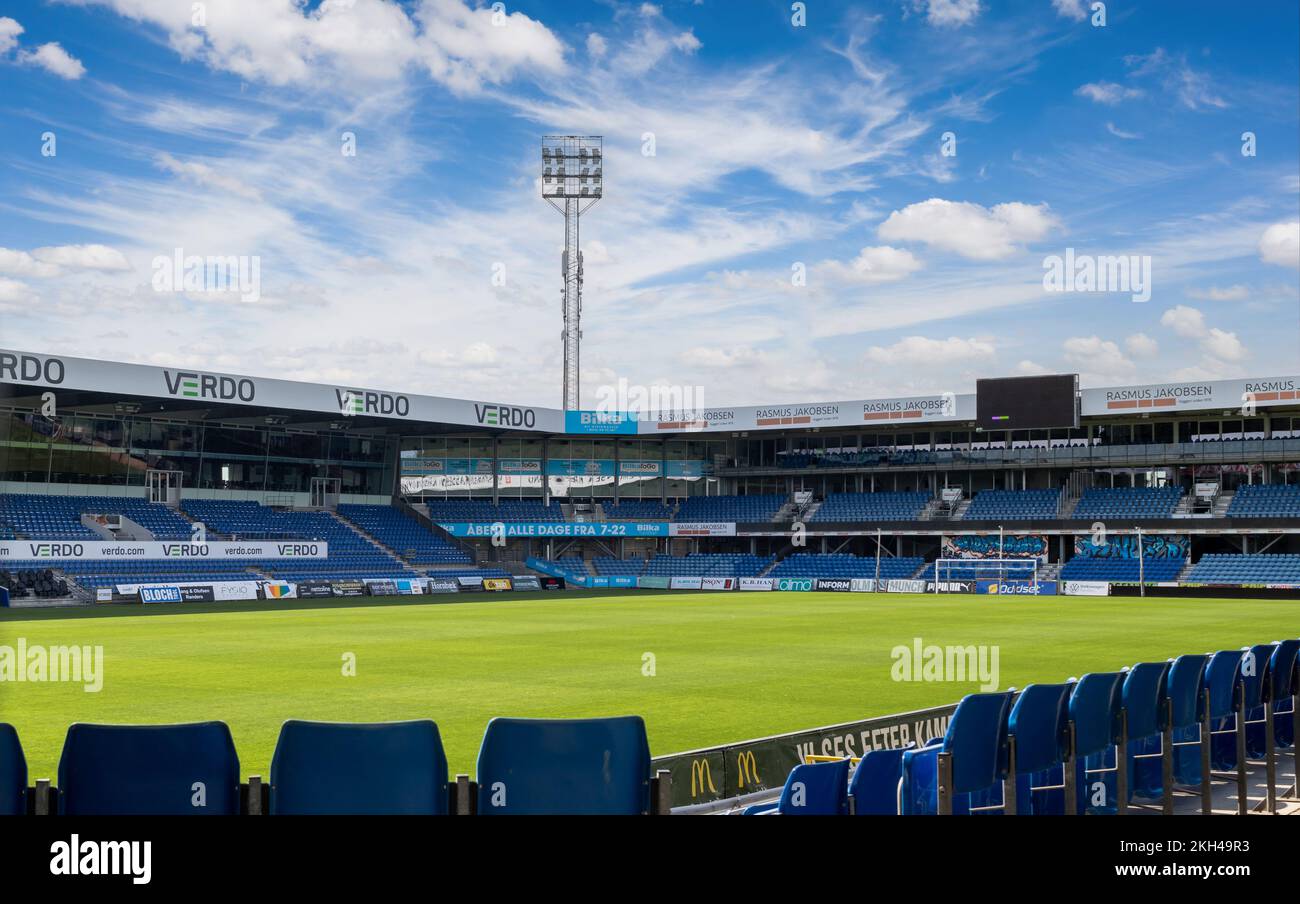 Randers, Mitteljütland, Dänemark - August 2022: Blick auf die Skyline des Randers Stadions (Cepheus Park), Heimstadion des Randers FC. Stockfoto