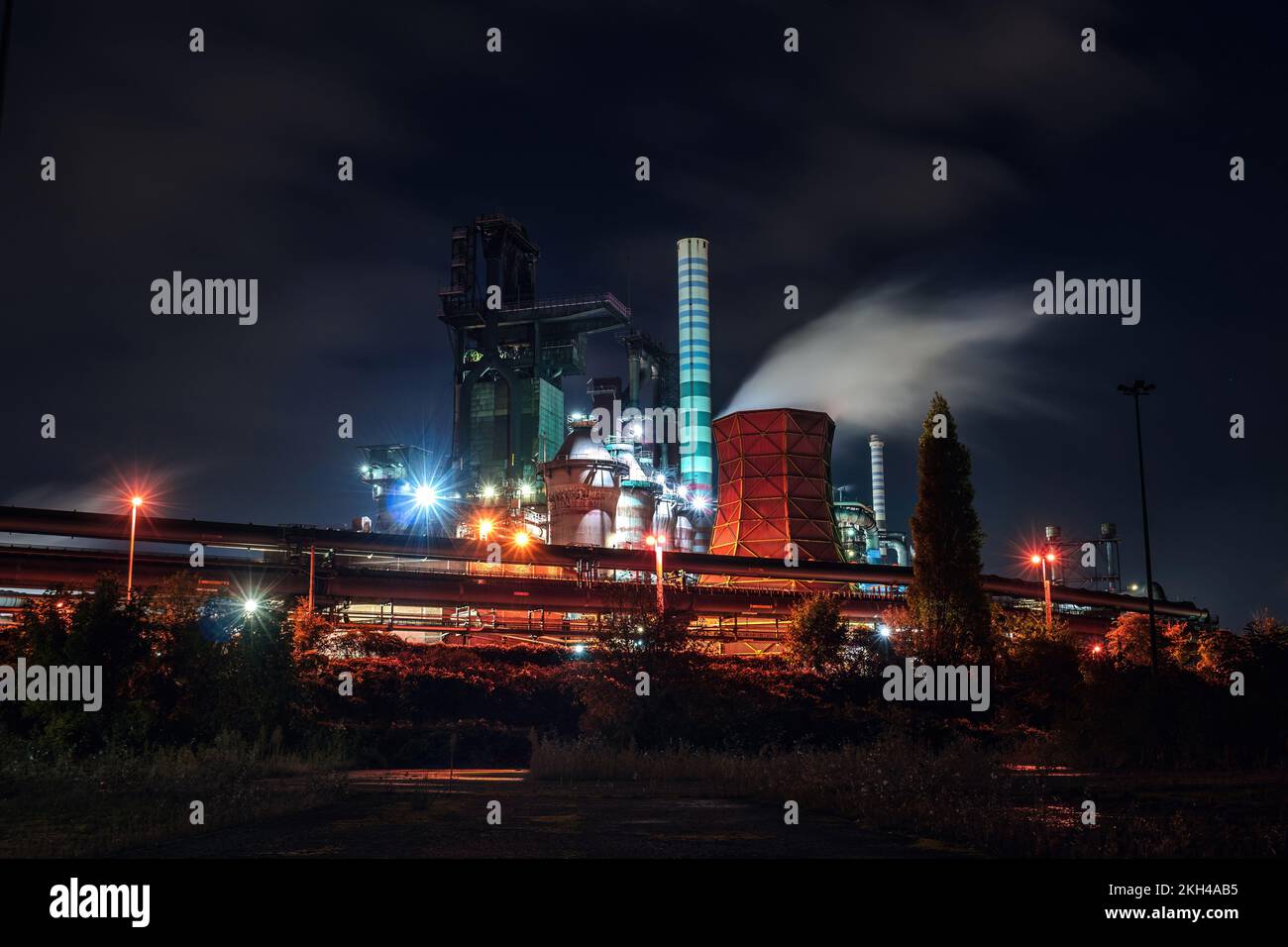 Stahlindustrie Duisburg, Nordrhein-Westfalen, Ruhr, Deutschland. ThyssenKrupp Stahlwerk Industrieblockofen beleuchtet in der Nacht Stockfoto