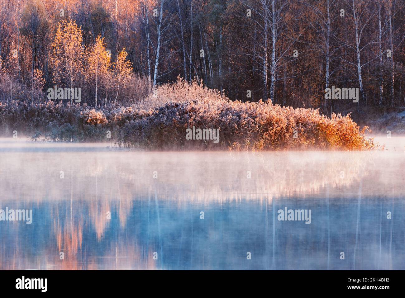Nebel über der Seenoberfläche am Herbstmorgen. Stockfoto