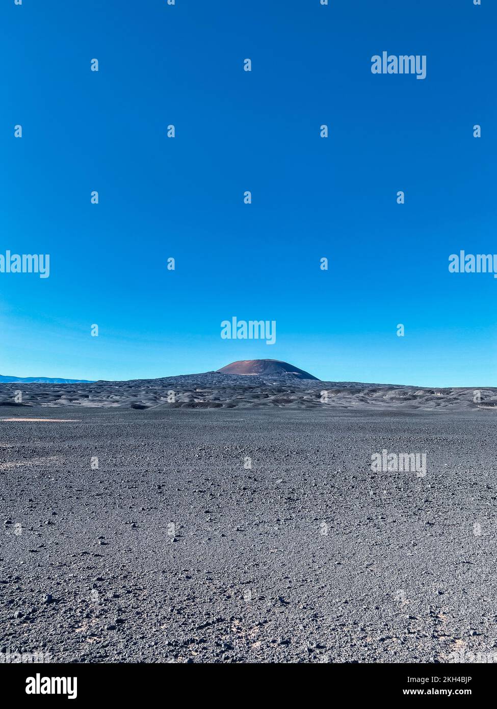 Eine vertikale Aufnahme des Vulkans Carachi Pampa, Catamarca, Argentinien. Anden, Puna, Vulkane Stockfoto