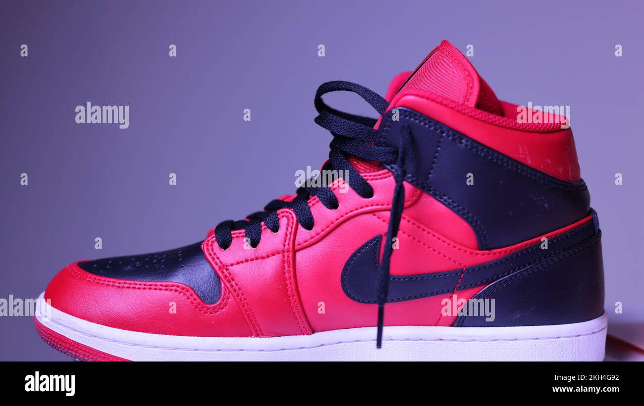 Neue modische rote Nike Jordan Schuhe auf lila Hintergrund Stockfotografie  - Alamy