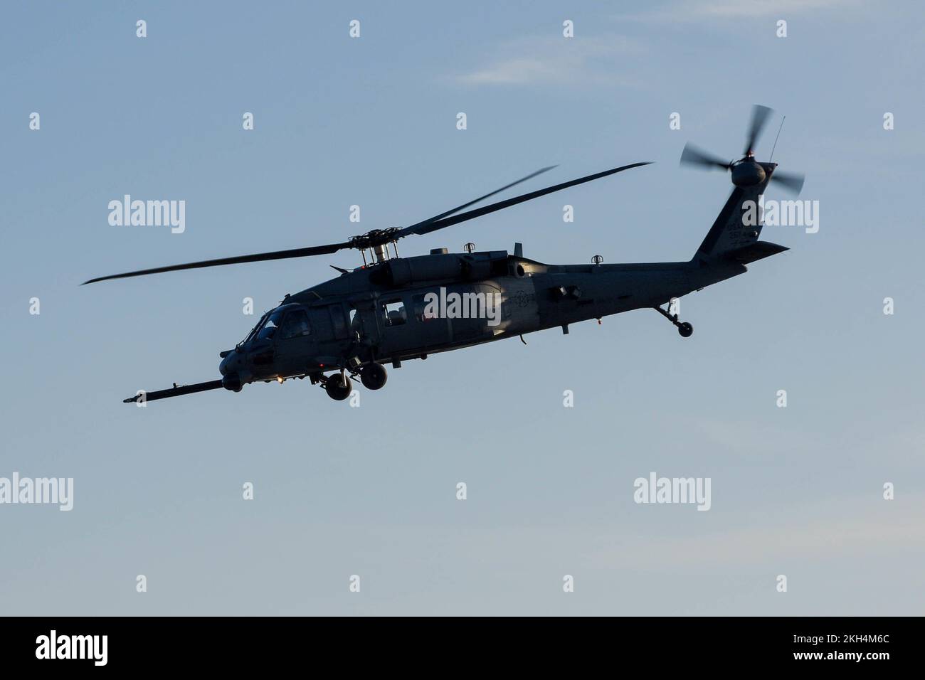 Ein HH-60G Pave Hawk, der der 56.. Rettungsschwadron zugeteilt wurde, fliegt am 21. November 2022 über den Luftwaffenstützpunkt Aviano, Italien. USA Generalmajor der Luftwaffe Derek France, dritter Befehlshaber der Luftwaffe und andere 3.-Führer hatten die Möglichkeit, in einem HH-60G zu fliegen und sich mit der RQS-Mission 56. vertraut zu machen. (USA Air Force Foto von Senior Airman Brooke Moeder) Stockfoto