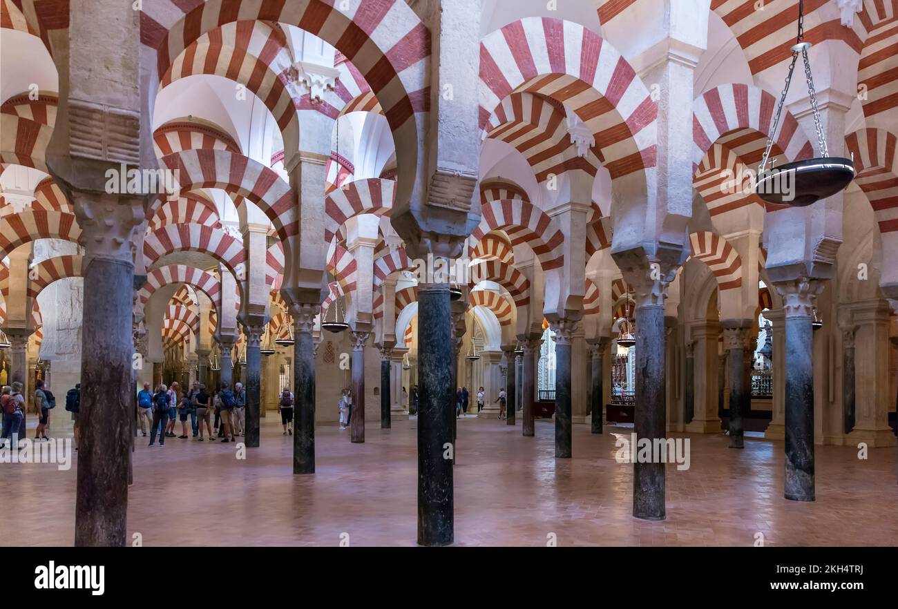 Zweistufige Säulen in der Hypostyle-Halle der Moschee-Kathedrale von Cordoba, Andalusien, Spanien Stockfoto