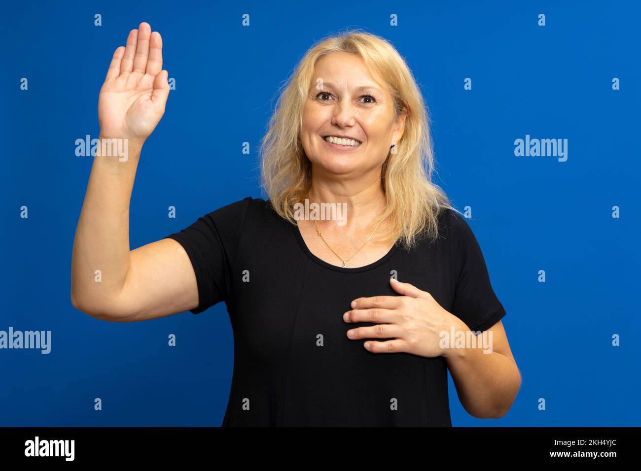 Mein Name ist. Lächelndes Mädchen stellt sich vor, hebt die Hand auf und sagt Hallo. Frau, die die Wahrheit sagt, sie verflucht, ist ehrlich und macht Versprechen mit Palm auf Stockfoto