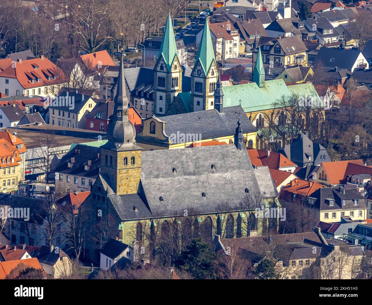 Luftaufnahme, Altstadt mit katholischer Kirche St. Walburga, alte Wallfahrtskirche und Wallfahrtsbasilika Mariä Heimsuchung, Werl, Soester Börde, Nord-R Stockfoto