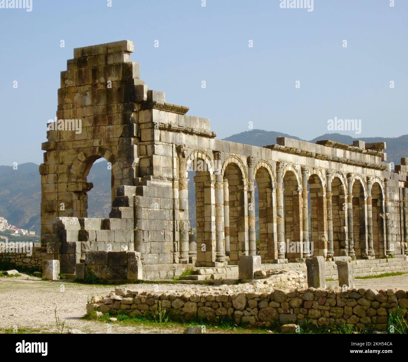 Ruinen der Basilika Volubilis - eine teilweise ausgegrabene Berber-römische Stadt in Marokko in der Nähe von Meknes, die als antike Hauptstadt Mauretaniens gilt Stockfoto