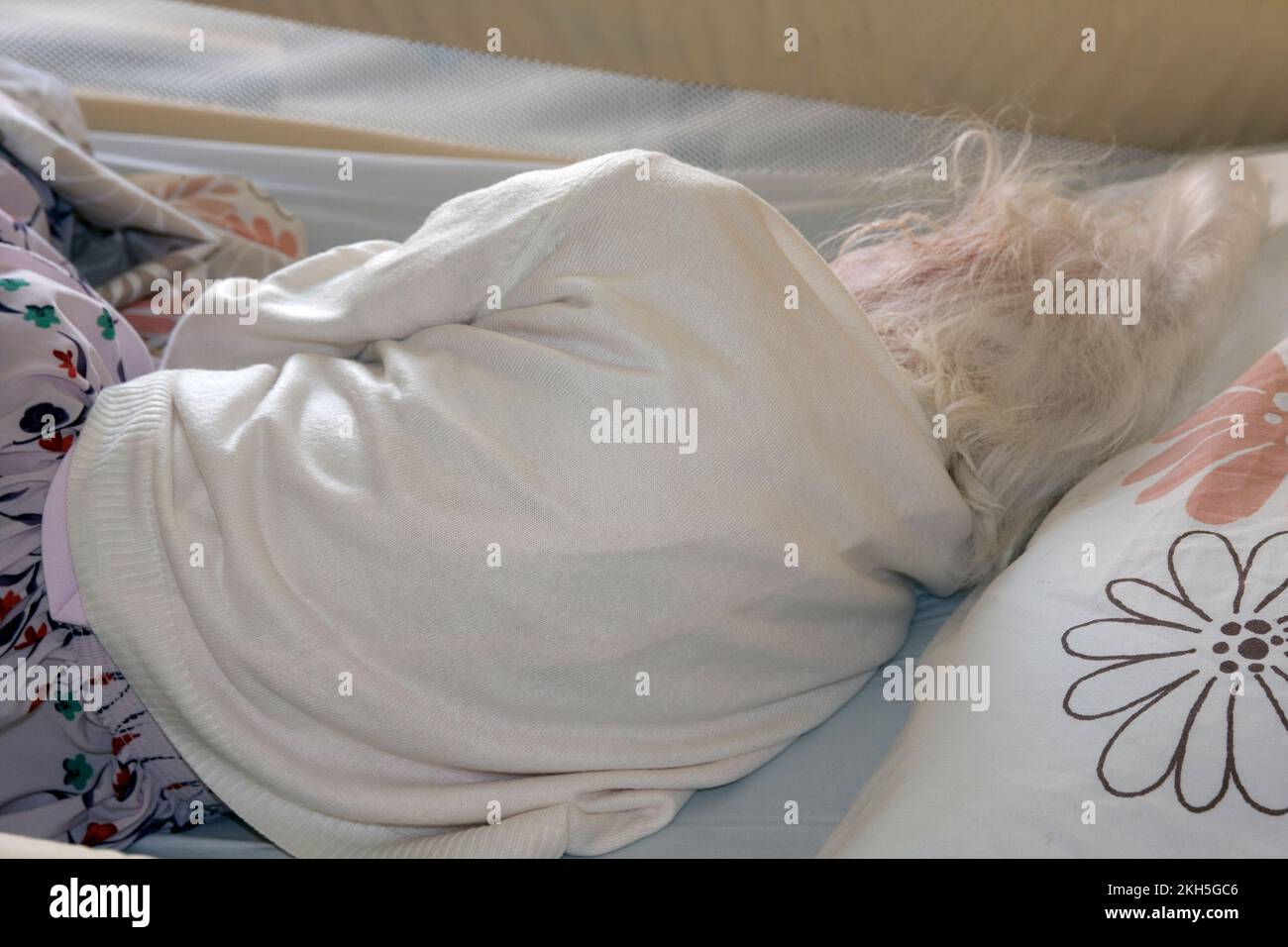 sehr alte Dame im Pflegeheim schlafend im Bett Stockfoto
