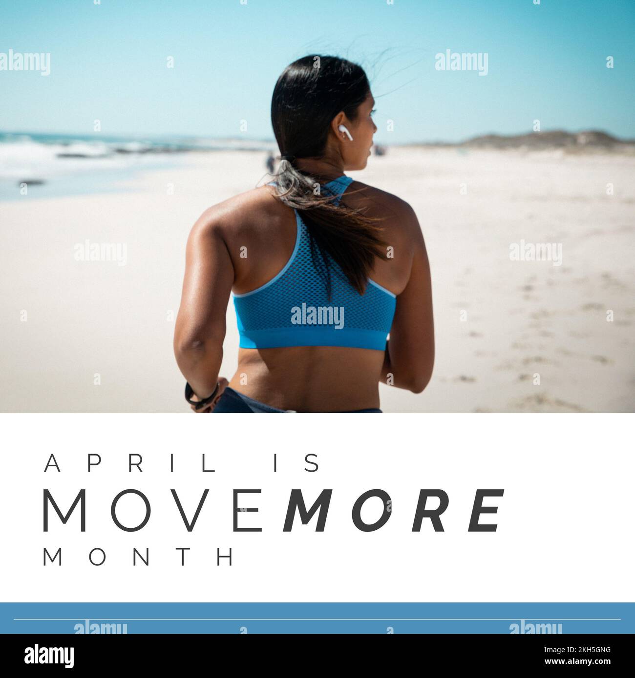 Zusammensetzung von Move more Month Text und Frau, die am Strand trainiert Stockfoto
