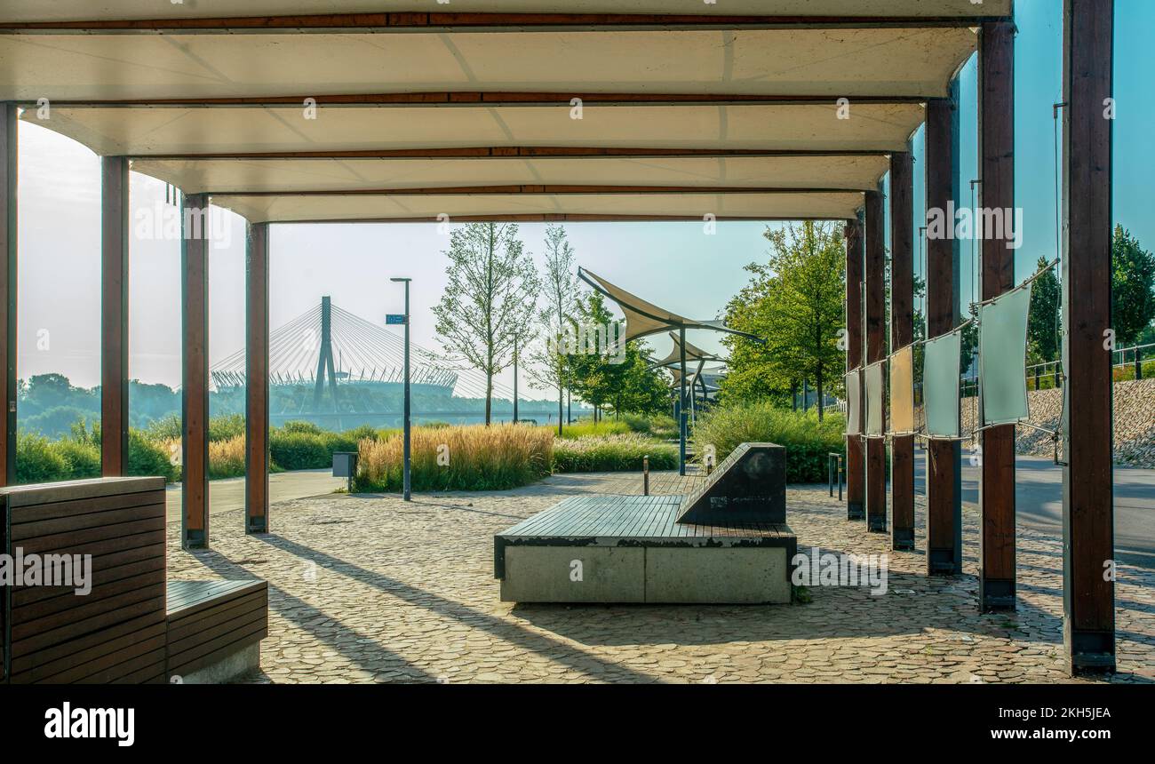 Perfekter Garten neben der Weichsel und ein Pavillon (vielleicht vom
