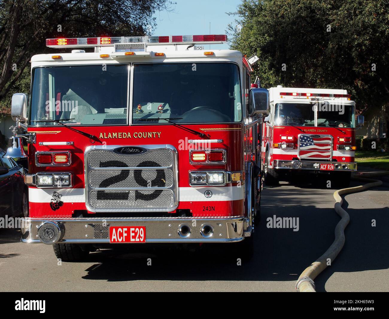 Alameda County, Feuerwehr, Feuerwehr, LKW, LKWs, Fahrzeug, Ersthelfer, Prävention, Rettung, Rot, Notfall, Sterne und Streifen, Flagge, Union City, Kalifornien, USA; USA; Amerikanisch; Stockfoto