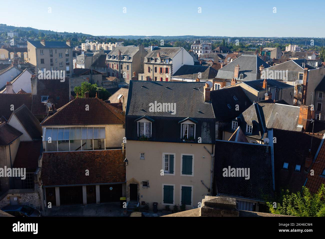 Foto der altmodischen Gebäude von Montlucon während des Tages Stockfoto