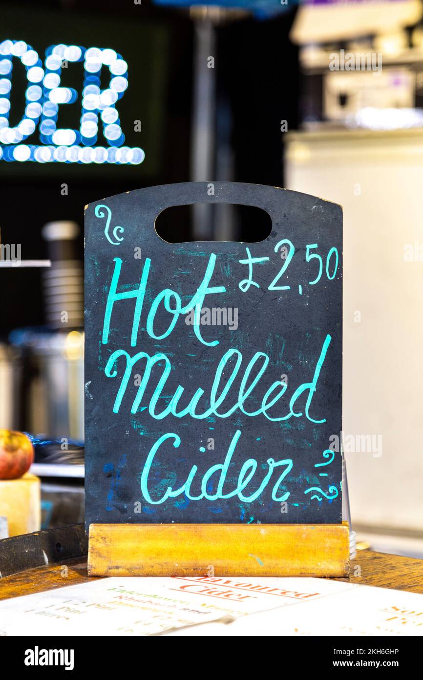 Am Southbank Centre Food Market in London, Großbritannien, gibt es ein Schild für heißen Glühwein Stockfoto