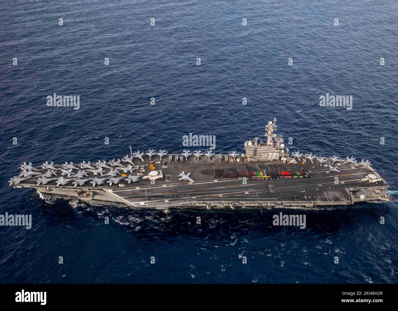 USS George HW Bush, Griechenland. 20. November 2022. USA Navy-Matrosen an Bord des Flugzeugträgers der Nimitz-Klasse USS George H.W. Bush steht zusammen auf dem Flugdeck für ein Gruppenfoto während der NATO-Operationen am 21. November 2022 in der Adria. Kredit: MC2 Novalee Manzella/US Navy Photo/Alamy Live News Stockfoto
