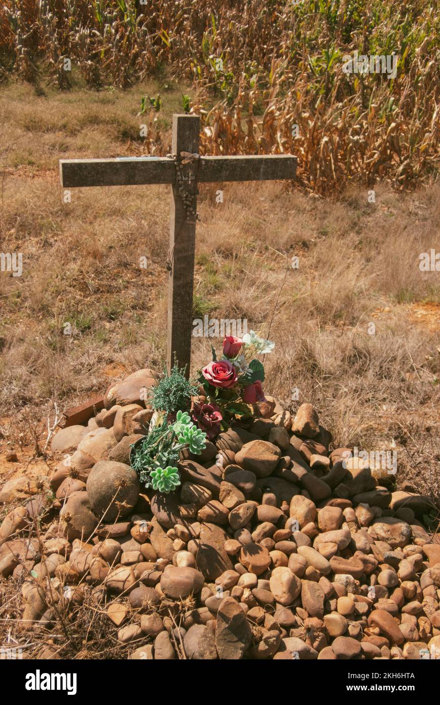 In memoriam: Ein kleines Kreuz auf der Strecke, das einem Pilger gedenkt, der auf dem Weg nach St. starb James, ein tagesmarsch von León. Stockfoto