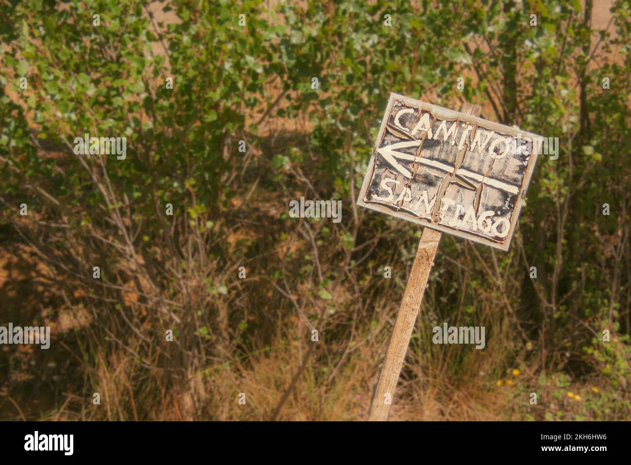 Ein altes verwittertes Straßenschild für den Camino de Santiago mitten im Nirgendwo auf dem Weg nach León. Stockfoto