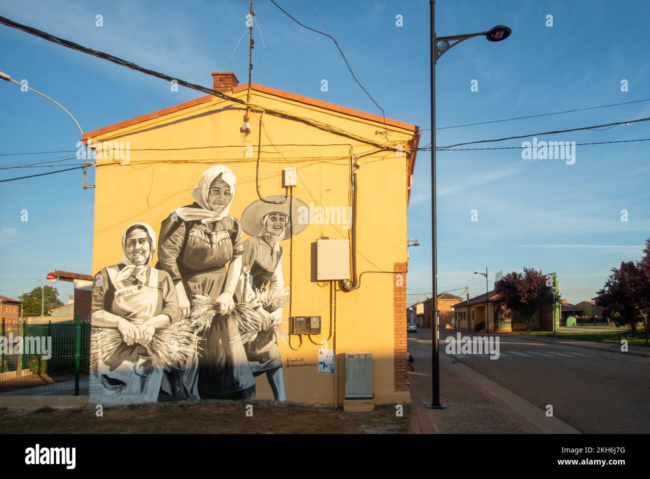 Wandgemälde mit Landfrauen auf einem Haus im Dorf Calzada del Coto entlang des St. James. Stockfoto