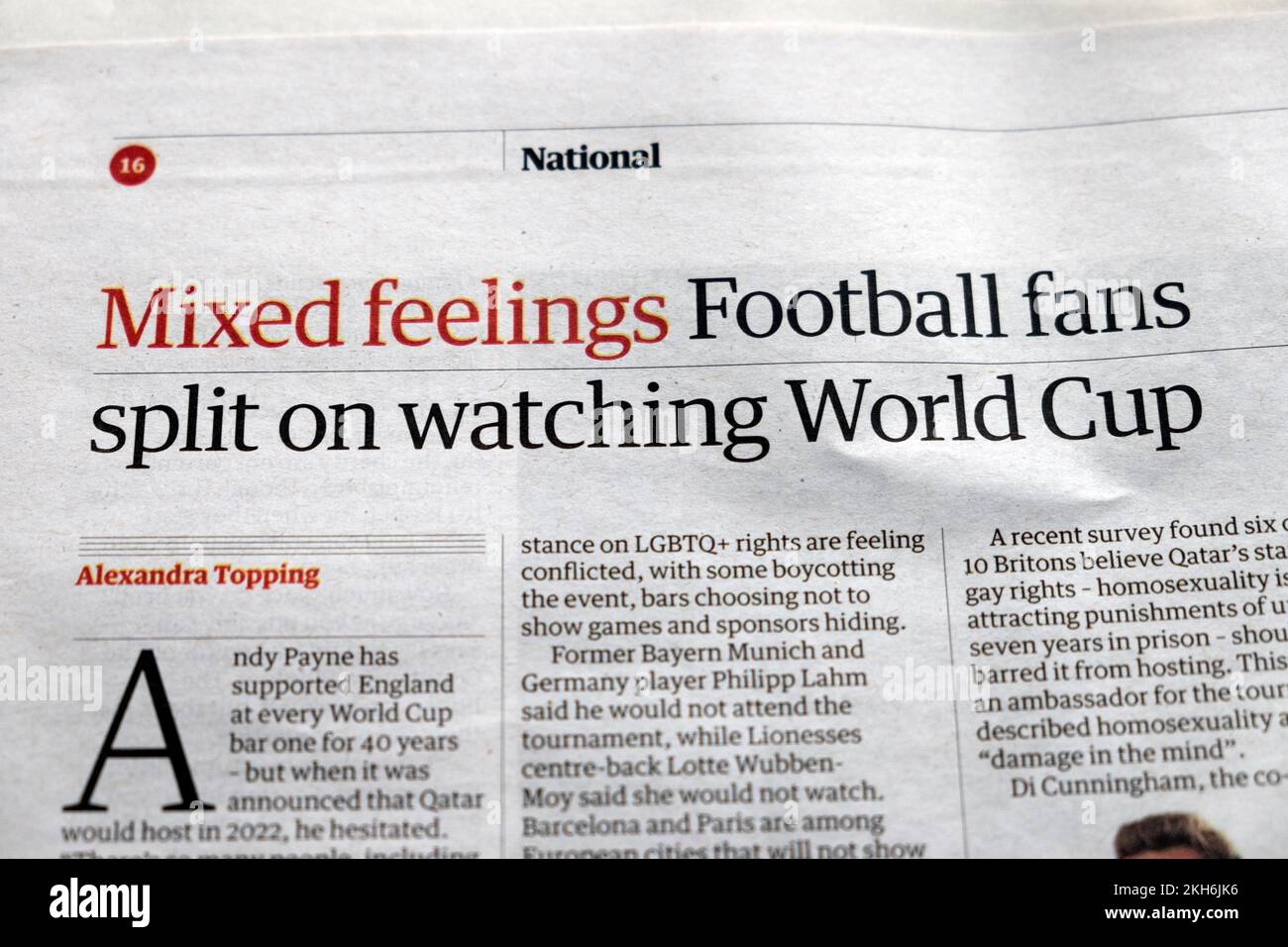 „Mixed Feeds Football Fans Split on watch World Cup“ Guardian Schlagzeile Qatar Artikel November 2022 London UK Großbritannien Stockfoto