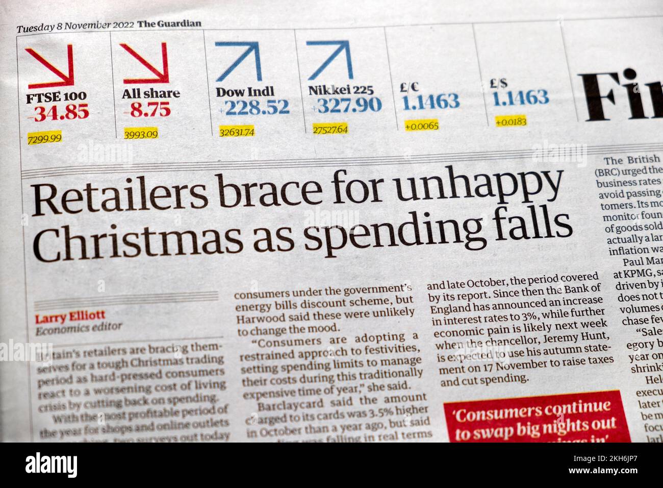Einzelhändler bereiten sich auf unglückliche Weihnachten vor, da die Ausgaben sinken Guardian Schlagzeile Financial Seite Retail Christmas cutting 8 November 2022 London UK Stockfoto