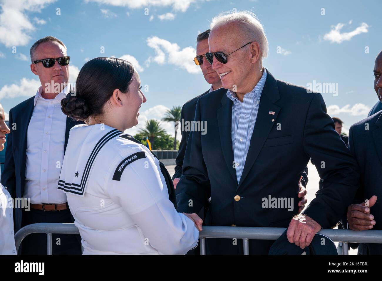 Honolulu, Usa. 16. November 2022. USA Präsident Joe Biden begrüßt Angehörige der Streitkräfte während eines Zwischenstopps auf dem Rückweg vom G20-Gipfel in Indonesien auf der Joint Base Pearl Harbor-Hickam am, 16. November 2022 in Honolulu, Hawaii. Kredit: MC1 Anthony J. Rivera/USA Navy Photo/Alamy Live News Stockfoto