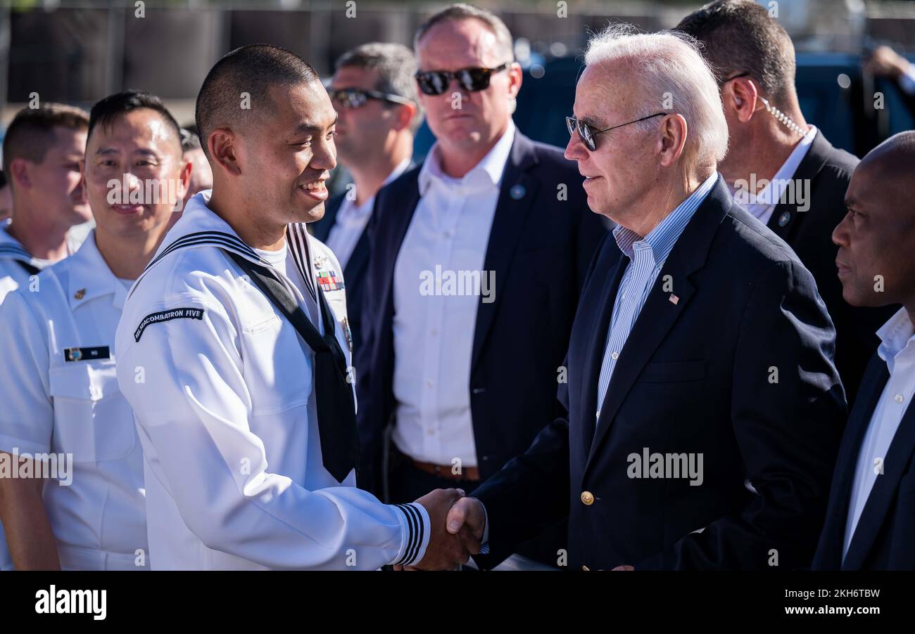 Honolulu, Usa. 16. November 2022. USA Präsident Joe Biden begrüßt Angehörige der Streitkräfte während eines Zwischenstopps auf dem Rückweg vom G20-Gipfel in Indonesien auf der Joint Base Pearl Harbor-Hickam am, 16. November 2022 in Honolulu, Hawaii. Kredit: MC1 Anthony J. Rivera/USA Navy Photo/Alamy Live News Stockfoto