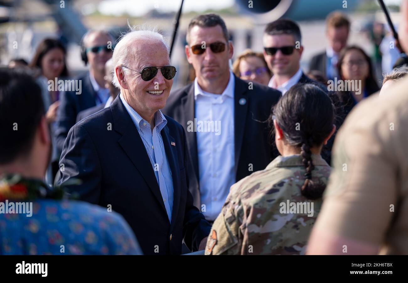 Honolulu, Usa. 16. November 2022. USA Präsident Joe Biden begrüßt Angehörige der Streitkräfte während eines Zwischenstopps auf dem Rückweg vom G20-Gipfel in Indonesien auf der Joint Base Pearl Harbor-Hickam am, 16. November 2022 in Honolulu, Hawaii. Kredit: MC1 Anthony J. Rivera/USA Navy Photo/Alamy Live News Stockfoto