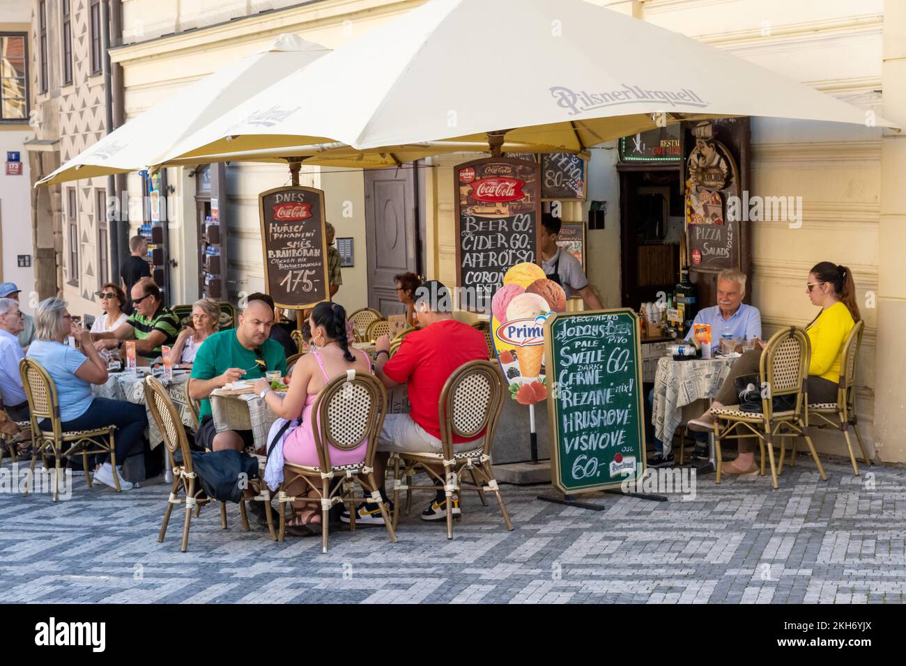 Prag, Tschechische Republik - 4. September 2022: Gäste essen auf der Terrasse eines Restaurants Stockfoto