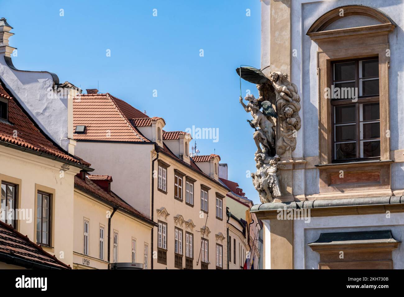 Prag, Tschechische Republik - 4. September 2022: Statuen an der Fassade des Außenministeriums Stockfoto