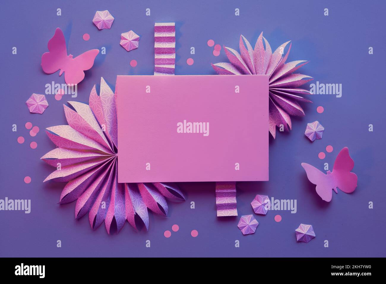 Papierfächer, Schmetterlinge, Blumen in Pink und Lila Neon. Dekorativer Rahmen um die leere Grußkarte. Flach liegend mit Frühlingsschmuck, Dekoration Stockfoto