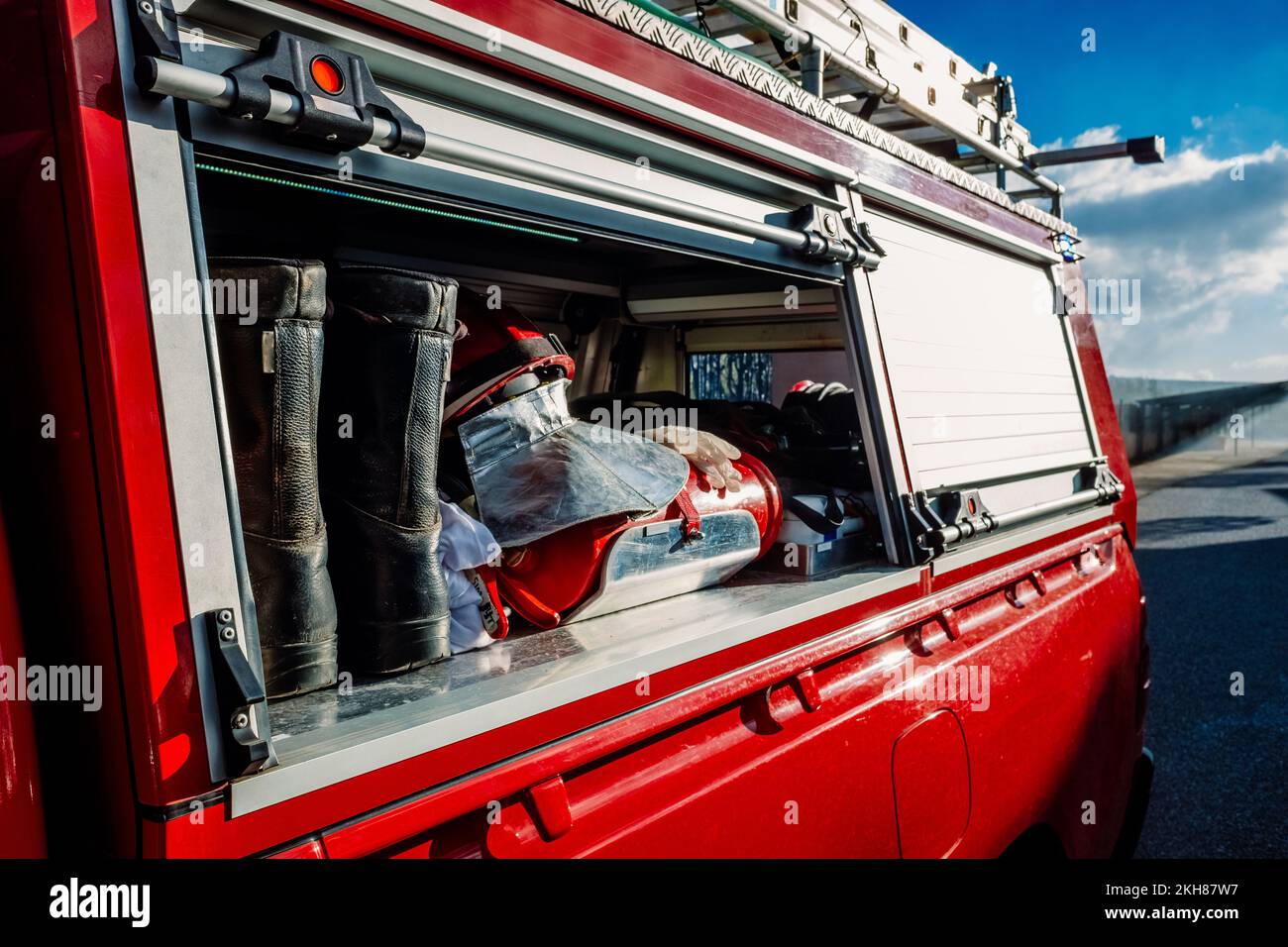 Ein Feuerwehrfahrzeug mit seinen Werkzeugen, um einen Tagesbrand zu löschen. Stockfoto