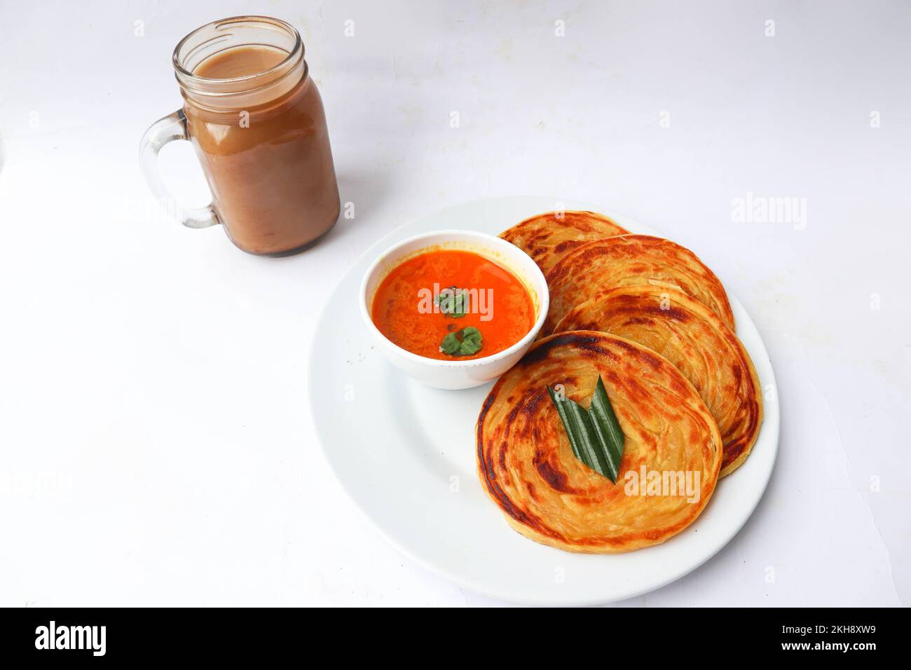 roti canai und Teh tarik. Paratha-Brot oder Canai-Brot oder Rotwein ... roti canai und Teh tarik. Paratha-Brot oder Canai-Brot oder Rotwein ...