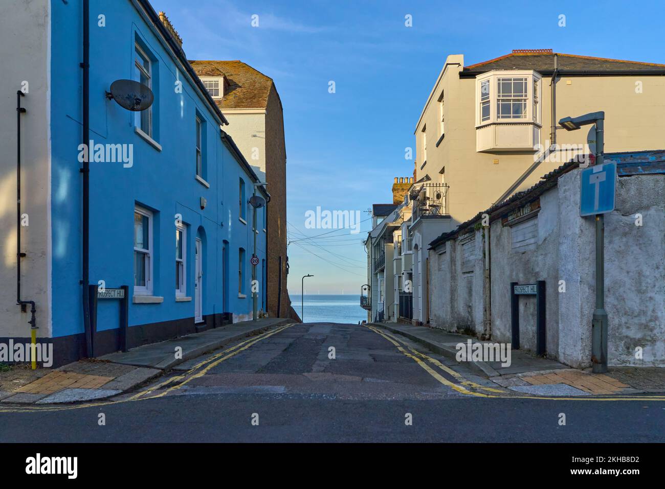 Der Prospect Hill, eine sehr kurze Straße zum Meer in der Stadt Herne Bay Stockfoto