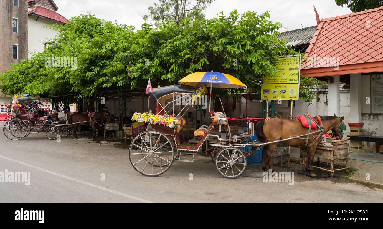 Lampang City, Thailand, 23. November 2022; Pferdekutschenstation. Traditionelle Sightseeing-Fahrzeuge sind der Wartepunkt für die Stadtbesichtigung. Stockfoto