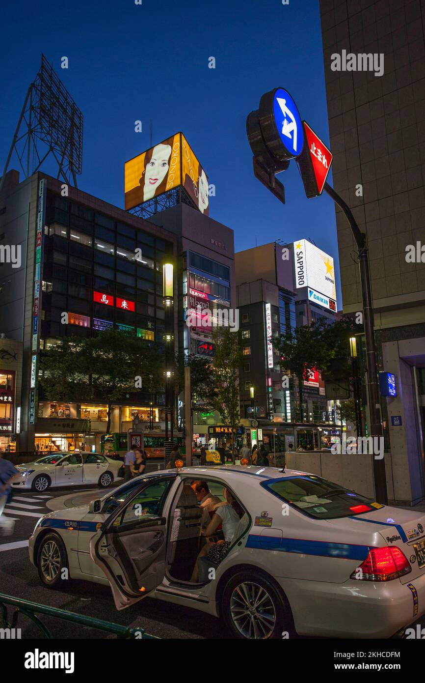 Taxi hält abends auf der Straße, Ginza, Tokio, Japan Stockfoto