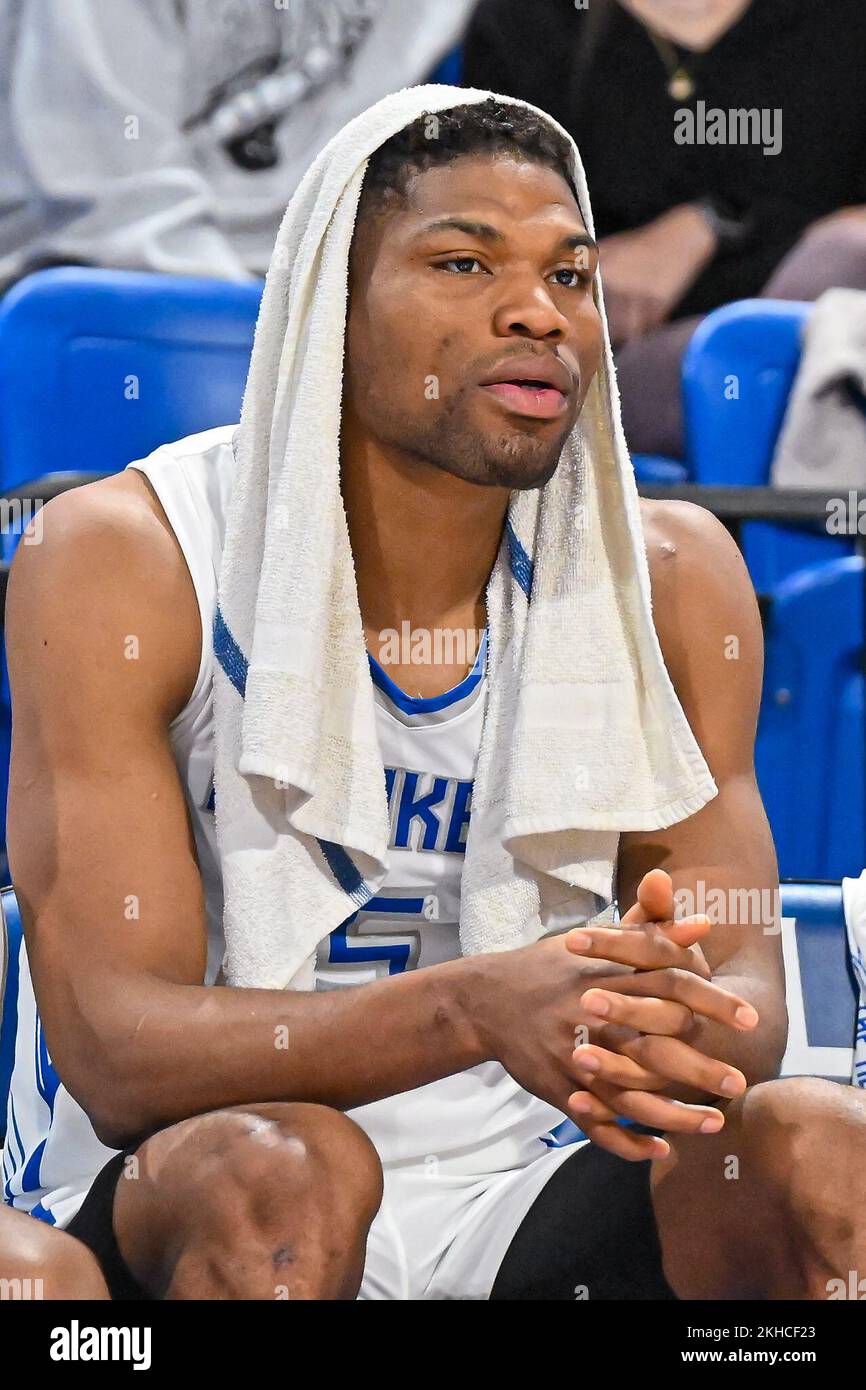 23. NOVEMBER 2022: St. Louis Billikens Stürmer Francis Okoro (5) sieht sich das Spiel von der Bank an, nachdem es gezogen wurde, weil sein Team in einem regulären Saisonspiel, in dem die Paul Quinn Tigers die St. Louis Billikens. In der Chaifetz Arena in St. Louis, MO Richard Ulreich/CSM Stockfoto