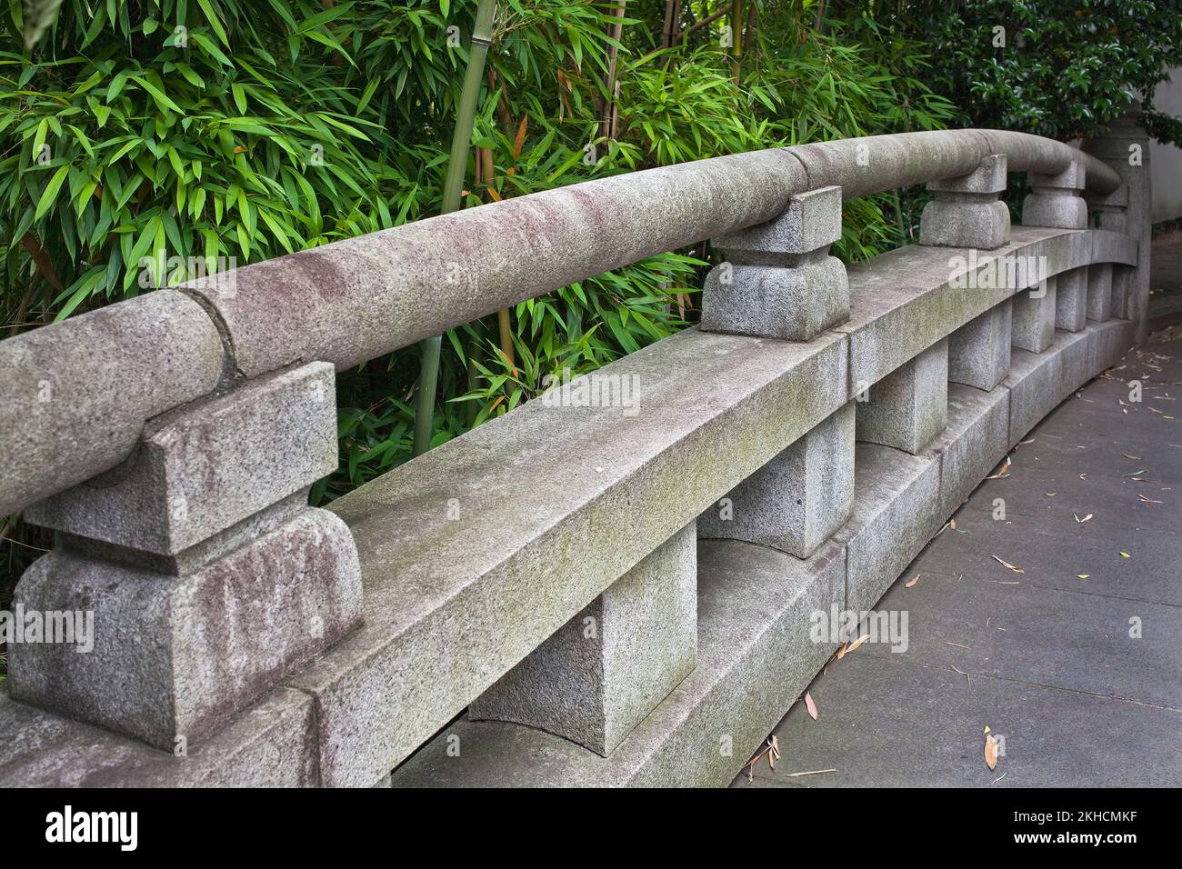 Traditionelle Steinbrücke am Togo-Schrein in Harajuku, Tokio, Japan Stockfoto