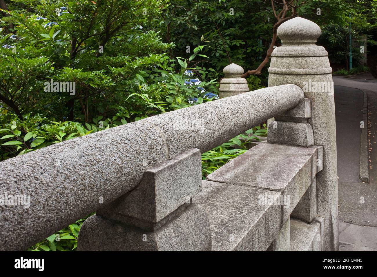 Traditionelle Steinbrücke am Togo-Schrein in Harajuku, Tokio, Japan Stockfoto