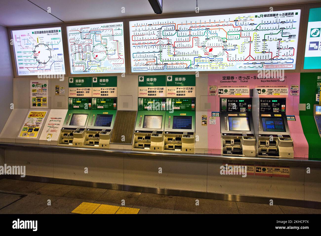 Automaten für Zugfahrkarten und Liniendiagramme in Tokio, Japan Stockfoto