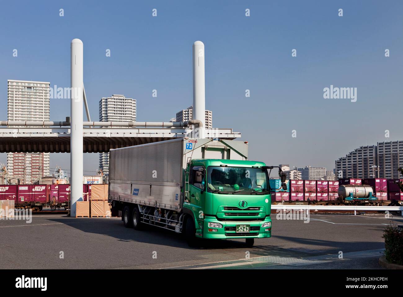 Beladener LKW verlässt Frachtgelände Tokio Japan Stockfoto