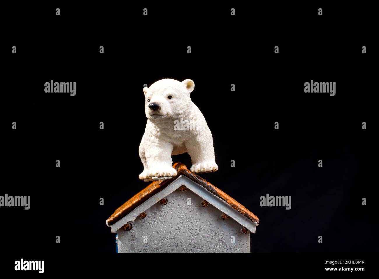 Eisbär Modell auf einem Modell Haus Stockfoto