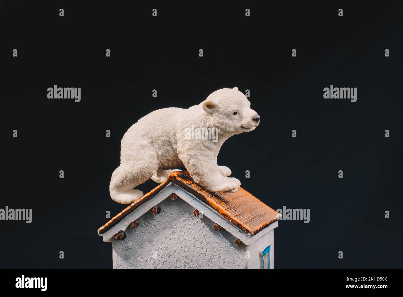 Eisbär Modell auf einem Modell Haus Stockfoto