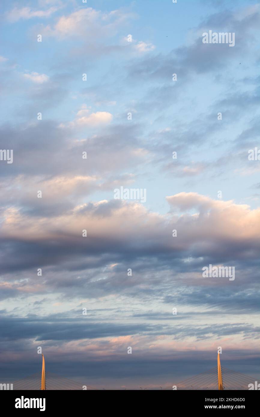 Graue Wolken teilweise Abdeckung der Himmel tagsüber Stockfoto