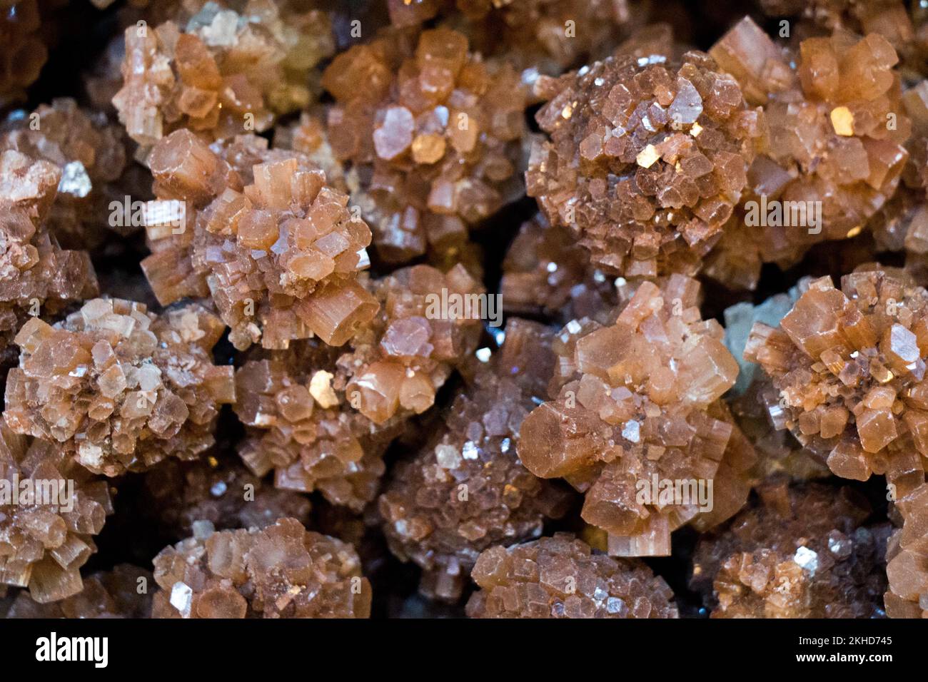 Erschießung von Naturstein, der Sammlung als eine Reihe von Aragonit Mineralien Edelsteine Stockfoto