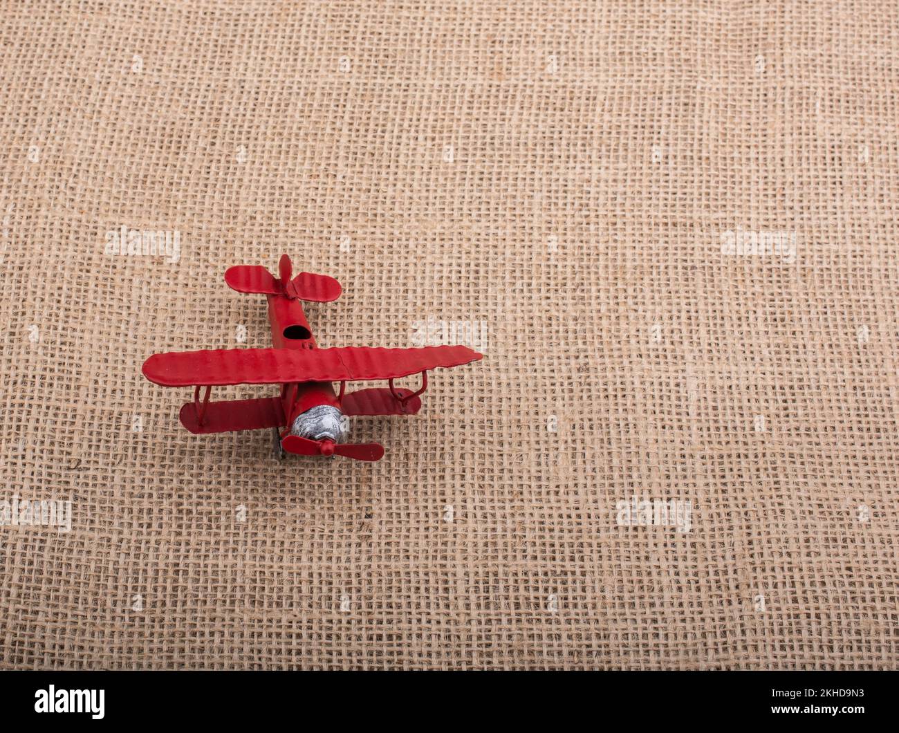 Spielzeugflugzeug auf Leinwand Hintergrund Stockfoto