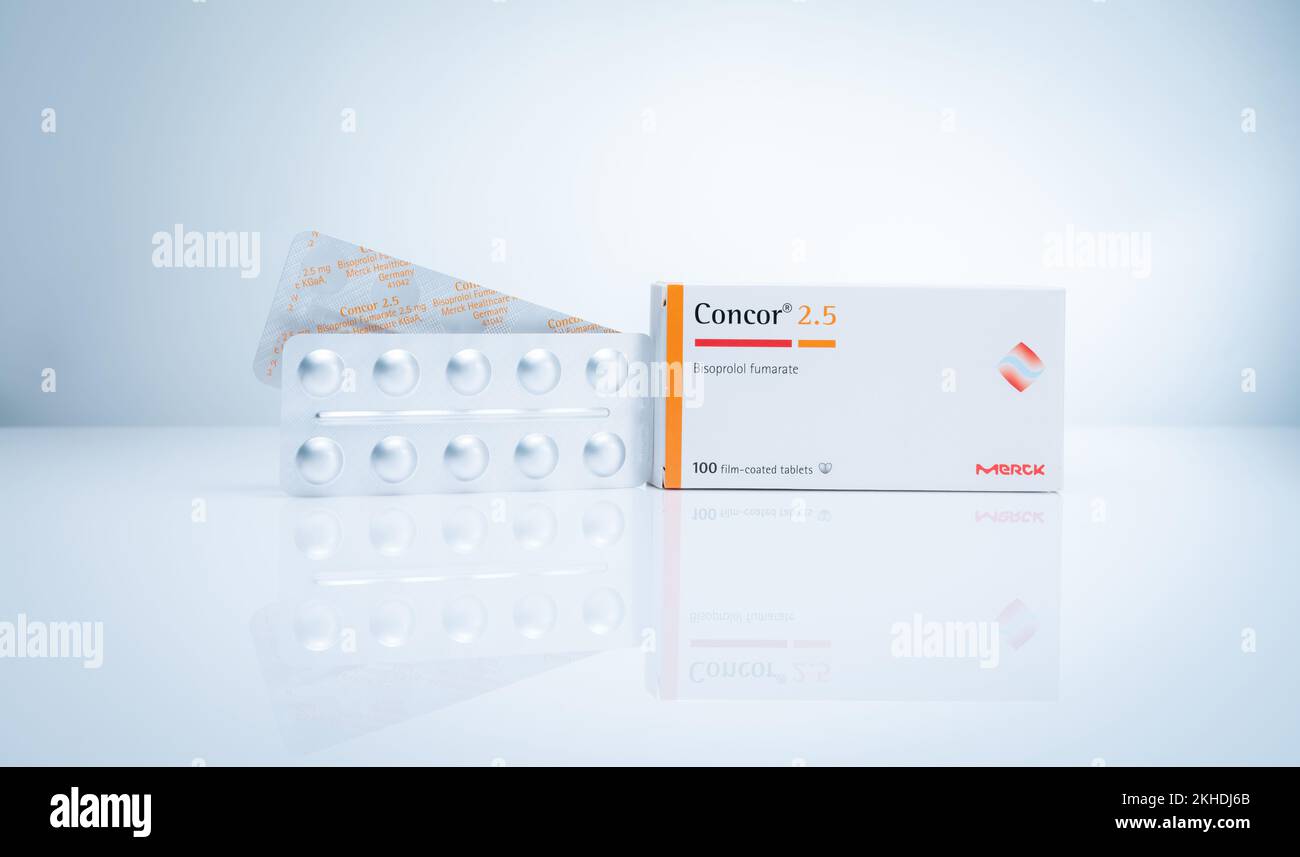 CHONBURI, THAILAND-AUGUST 21, 2022 : Concor 2,5 Produkt von Merck in Papierkartonverpackungen auf weißem Hintergrund. Bisoprolol-Filmtabletten. Medizin Stockfoto