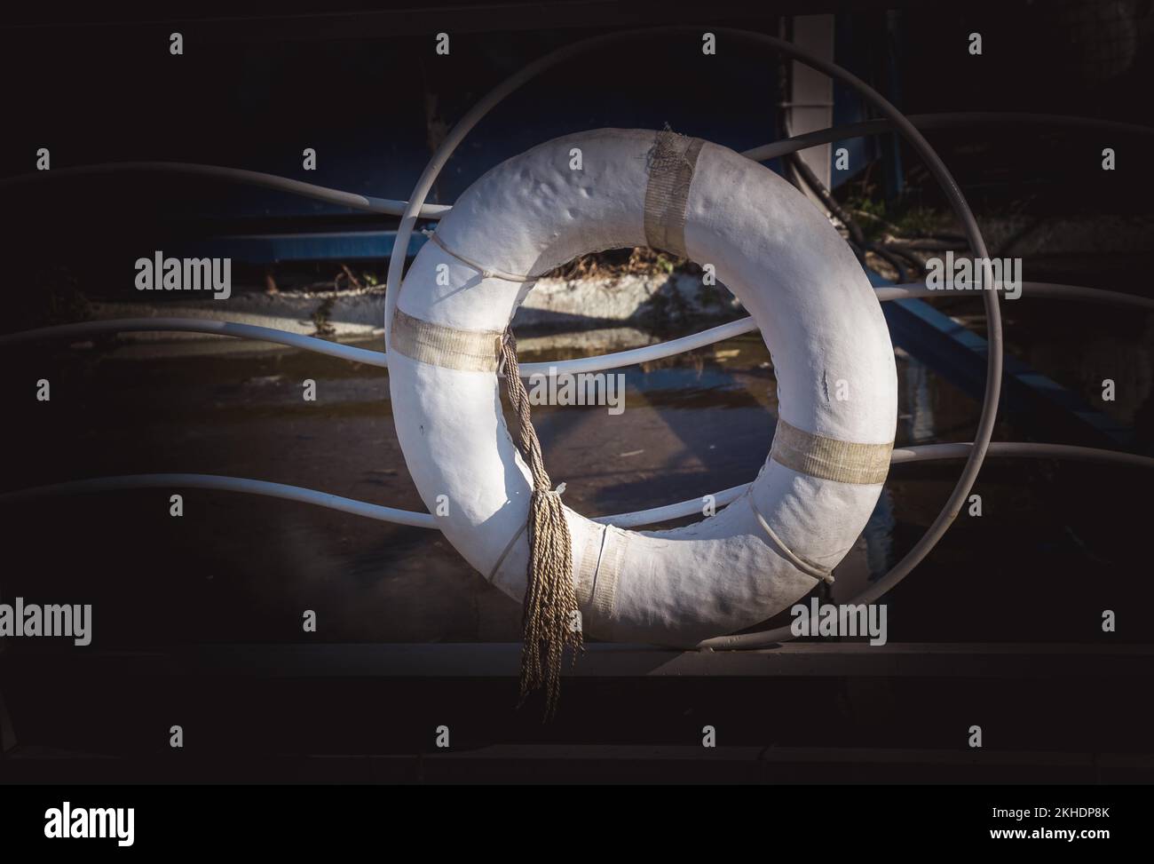 Lebensretter oder Rettungsring für eine ertrinkende Person zu greifen Stockfoto Lebensretter oder Rettungsring für eine ertrinkende Person zu greifen Stockfoto