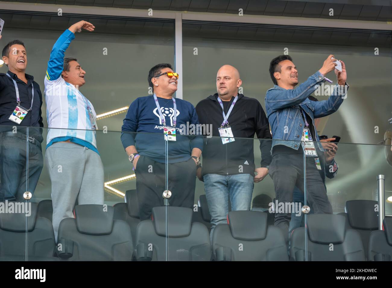 Moskau, Russland - 16. Juni 2018. Argentinischer Fußballspieler Diego Maradona im Ruhestand auf den Tribünen der FIFA-Weltmeisterschaft 2018 Argentinien gegen Island, wi Stockfoto