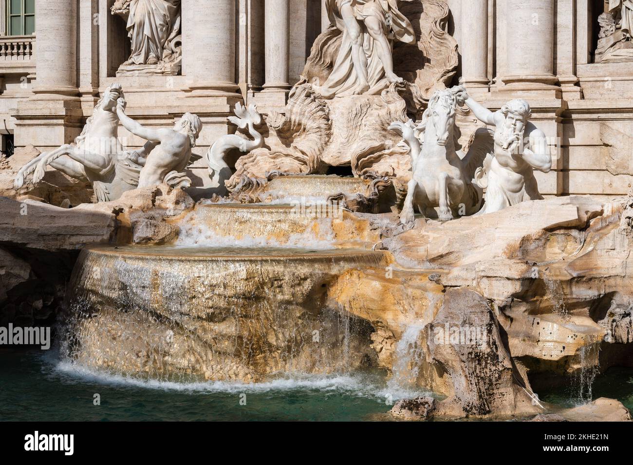 Rom, Italien - 22. Oktober 2022: Der Trevi-Brunnen ist ein Brunnen aus dem 18.. Jahrhundert im Trevi-Viertel von Rom, Italien, entworfen vom italienischen Architekten Stockfoto