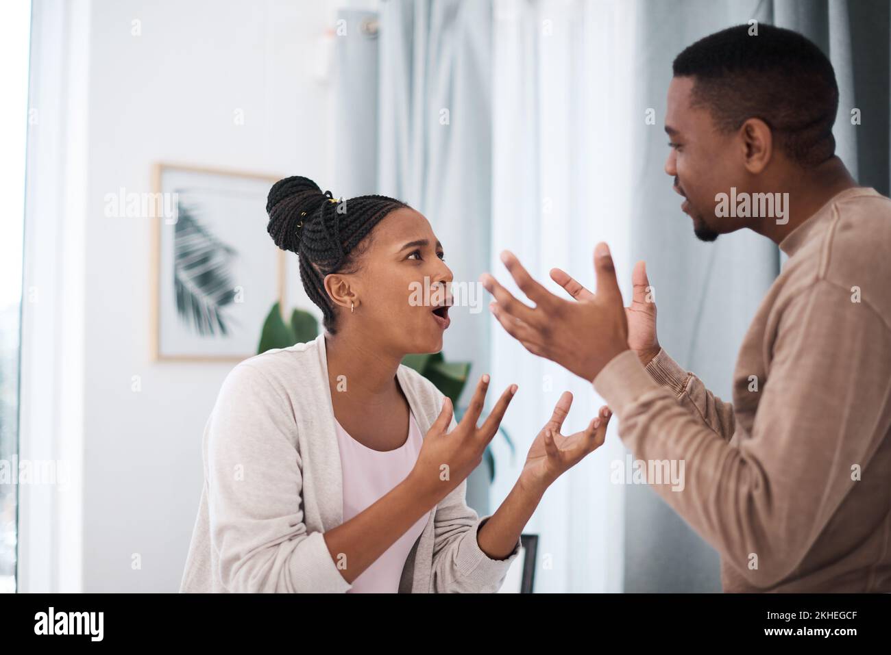 Scheidung, wütendes oder schwarzes Paar streitet sich über Geldkredit, Hypothekenschulden oder finanzielle Probleme zu Hause in Nigeria. Wut, Kommunikation und Stress schwarz Stockfoto